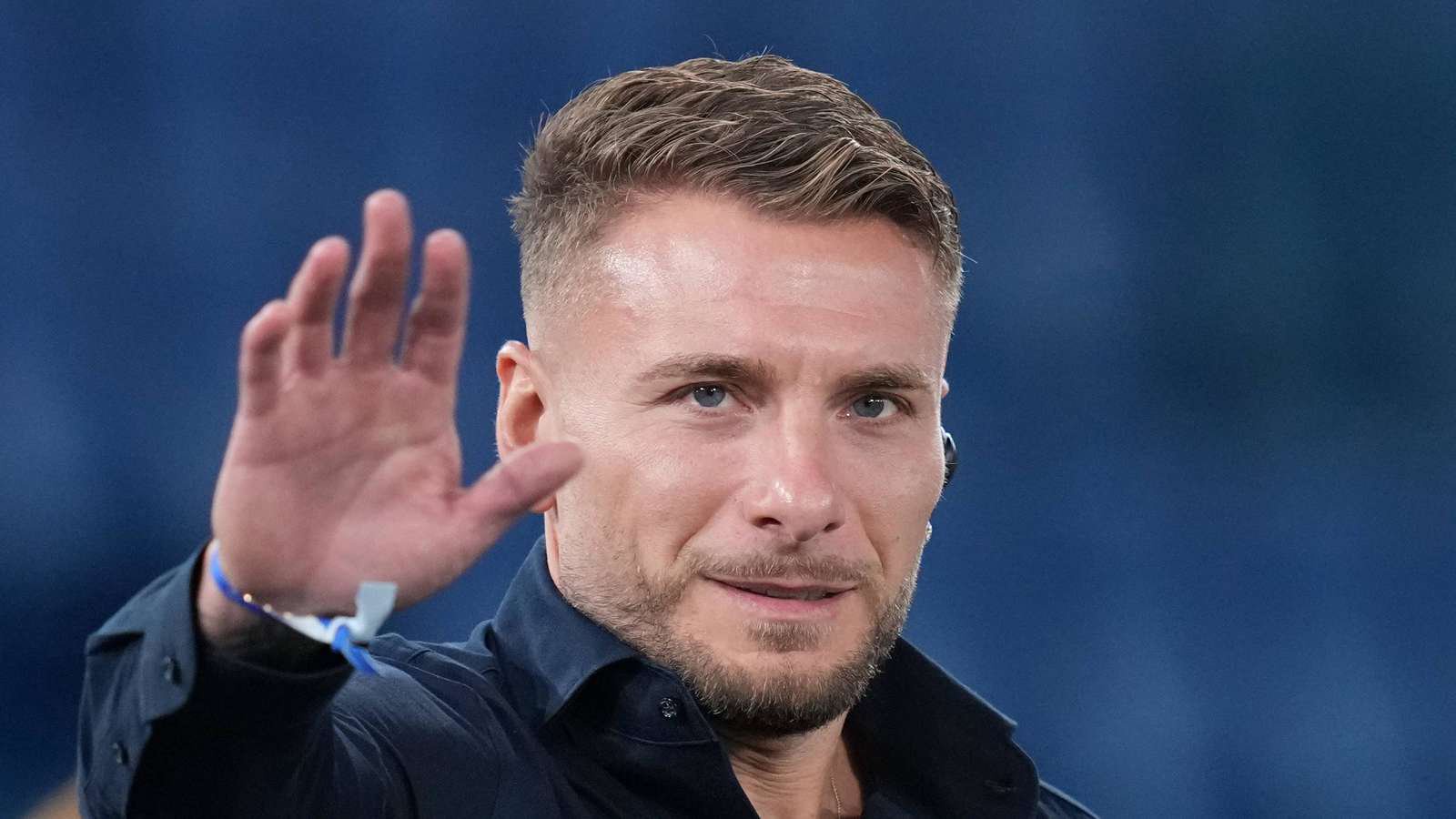 Ciro Immobile hebt die Hand.