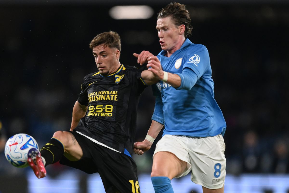 Matteo Cichella competes for the ball with Scott McTominay during the Serie A match between SSC Napoli and Frosinone Calcio. 