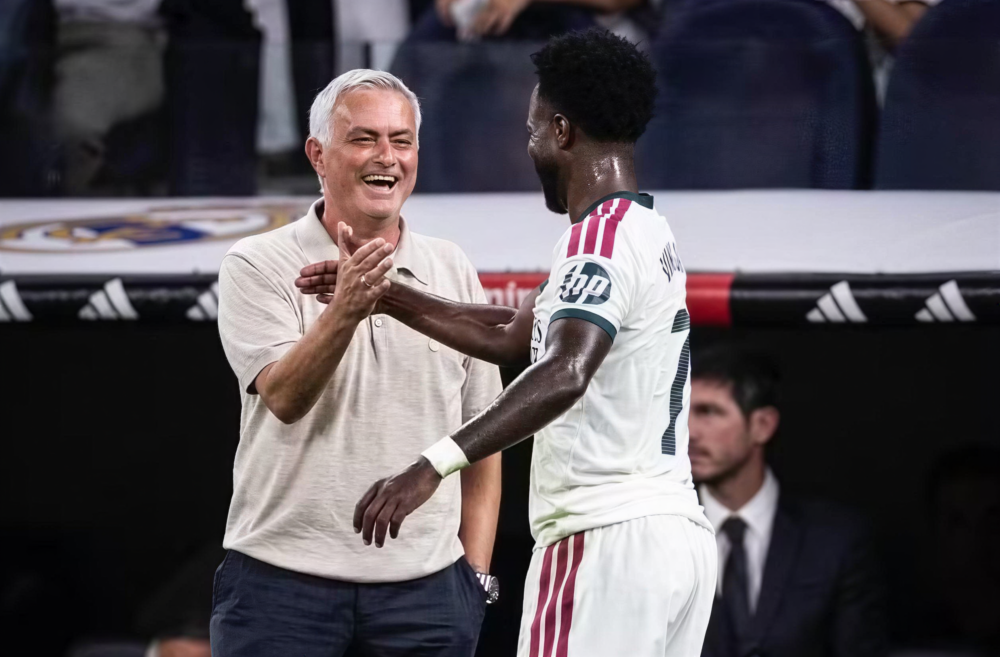 José Mourinho saiu em defesa de Vini Jr. após críticas ao desempenho do brasileiro e destacou a confiança no atacante do Real Madrid - (Foto: Reprodução)