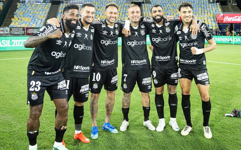 Coutinho, Rodinei, Neymar, Gabigol, Cebolinha e Bontempo juntos após a vitória do Santos contra o Fluminense.