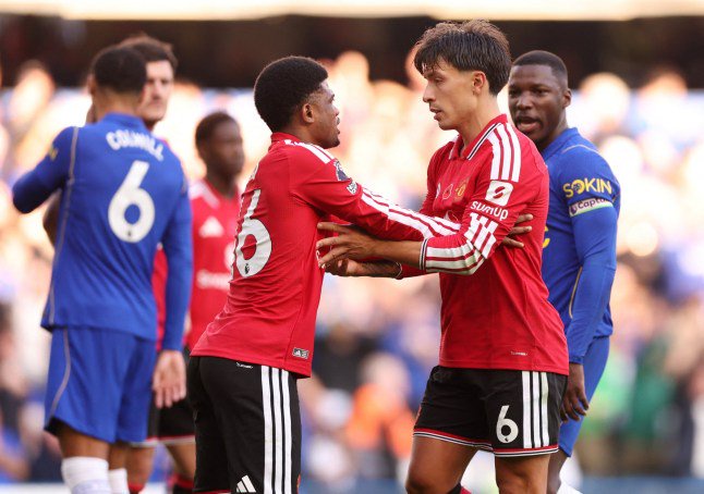 Soccer Football - Premier League - Chelsea v Manchester United - Stamford Bridge, London, Britain - October 31, 2026 Manchester United's Lisandro Martinez with Amad Diallo after he is shown a red card by referee Peter Bankes Action Images via Reuters/David Klein EDITORIAL USE ONLY. NO USE WITH UNAUTHORIZED AUDIO, VIDEO, DATA, FIXTURE LISTS, CLUB/LEAGUE LOGOS OR 'LIVE' SERVICES. ONLINE IN-MATCH USE LIMITED TO 120 IMAGES, NO VIDEO EMULATION. NO USE IN BETTING, GAMES OR SINGLE CLUB/LEAGUE/PLAYER PUBLICATIONS. PLEASE CONTACT YOUR ACCOUNT REPRESENTATIVE FOR FURTHER DETAILS..