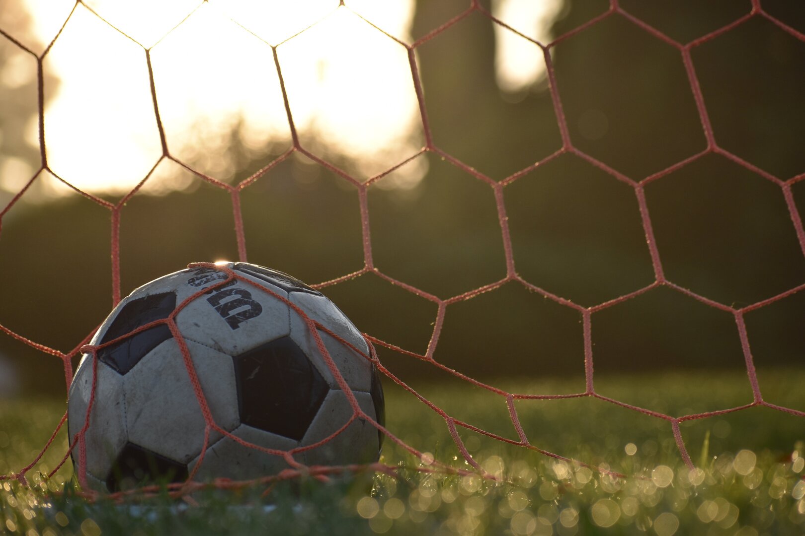 Fußball im Netz mit schöner Lichtstimmung