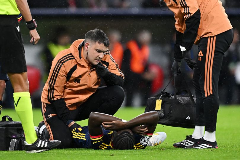 Bukayo Saka receives treatment