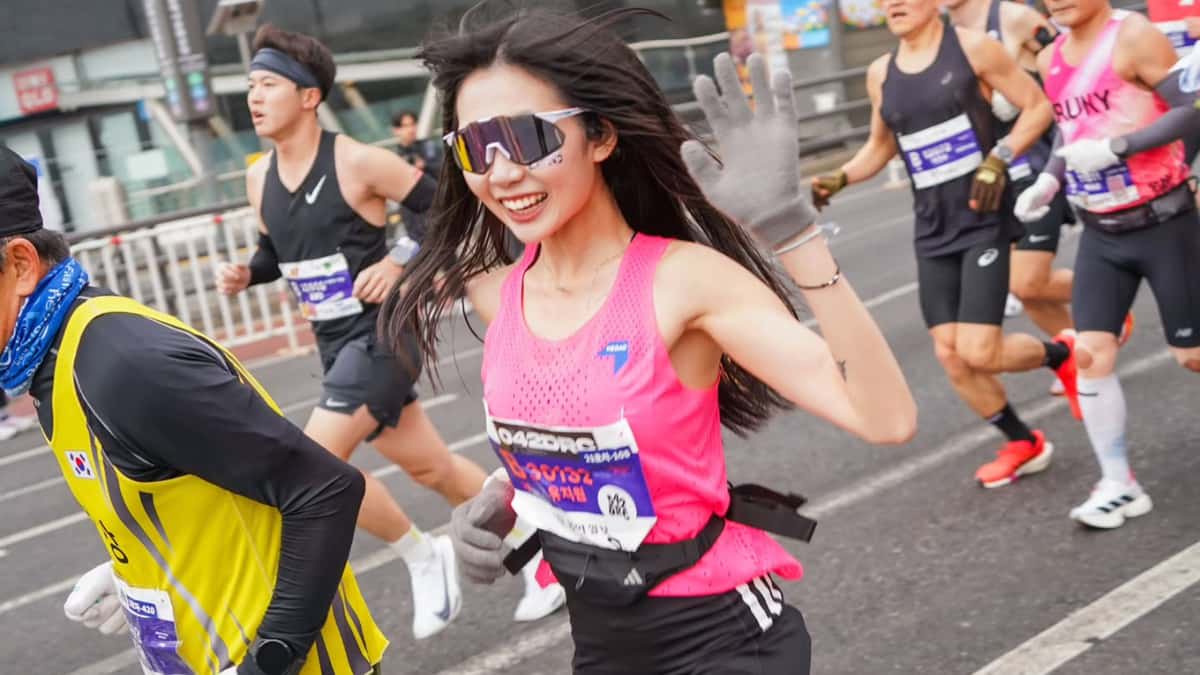 running influencer during marathon