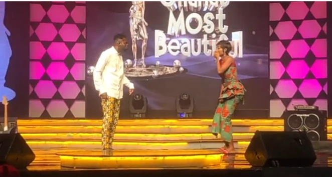 Man walks on Ghana's most beautiful stage to remove the wig of a contestant.