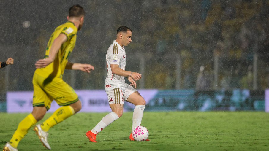 Corinthians contou com a ajuda de Grêmio e Inter, que perderam na rodada