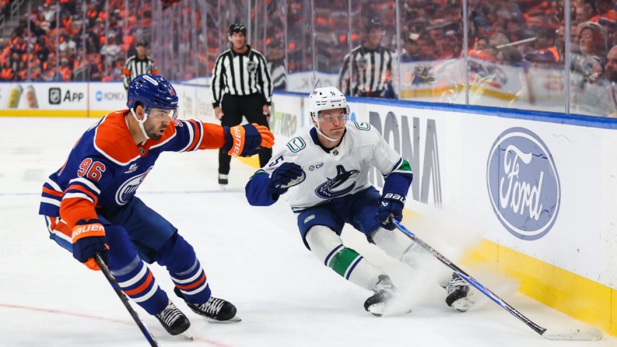Eishockey, Männer: NHL, Hauptrunde, Edmonton Oilers - Vancouver Canucks. Jake Walman (96) von den Edmonton Oilers verteidigt gegen Tom Willander (5) von den Vancouver Canucks. (Foto)