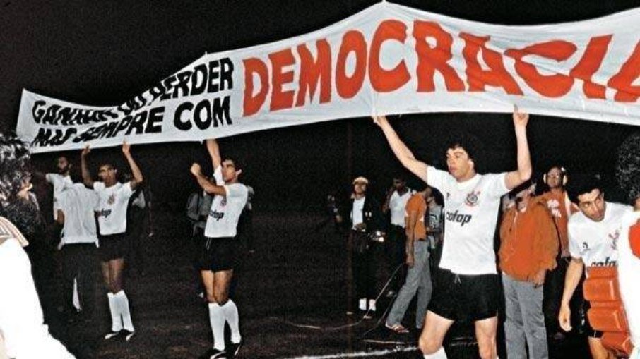 Democracia Corinthiana - o time de Sócrates, Wladimir, Casagrande e Adilson Monteiro Alves conquista o bicampeonato paulista (1982-1983) exercendo democracia interna e fazendo campanha pelas Diretas Já e pela democracia no país