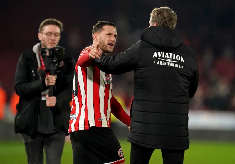 Billy Sharp speaks to Phil Parkinson after Sheffield United's FA Cup win against Wrexham in 2023