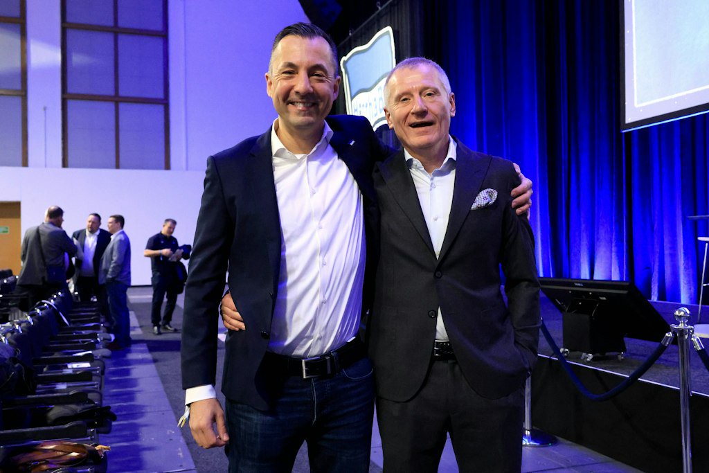 Finanzboss Ralf Huschen und Geschäftsführer Dr. Peter Görlich haben doppelten Grund zur Freude: Sieg in Kaiserslautern und dazu wurden die Schulden bei Hertha BSC weiter abgebaut.