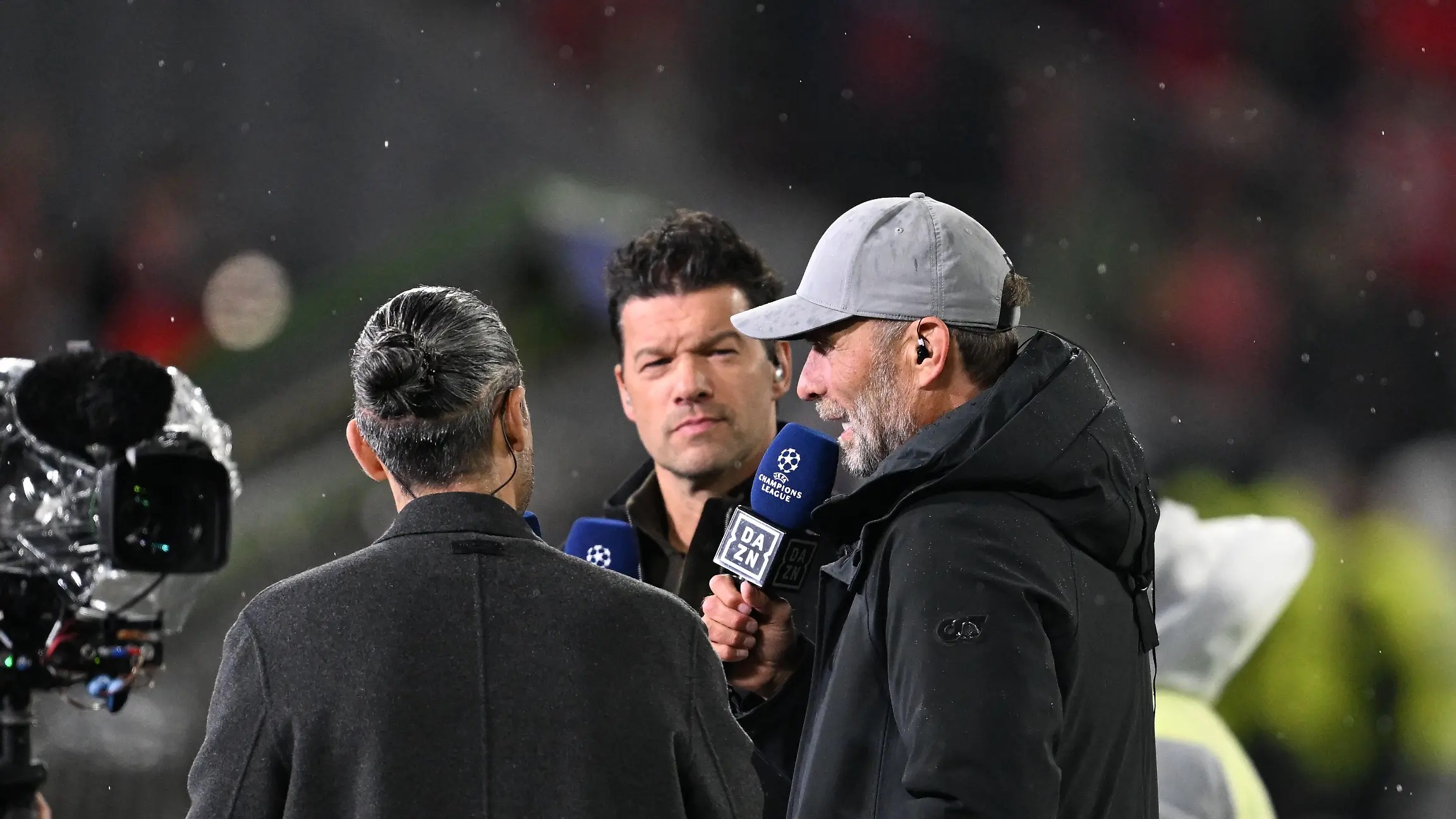21.10.2026, Bayern, München: Fußball, Männer: Champions League, Vorrunde, 3. Spieltag, Bayern München - FC Arsenal. Bundestrainer Jürgen Klopp (r) und Michael Ballack (M) beim Interview während der Halbzeit. 