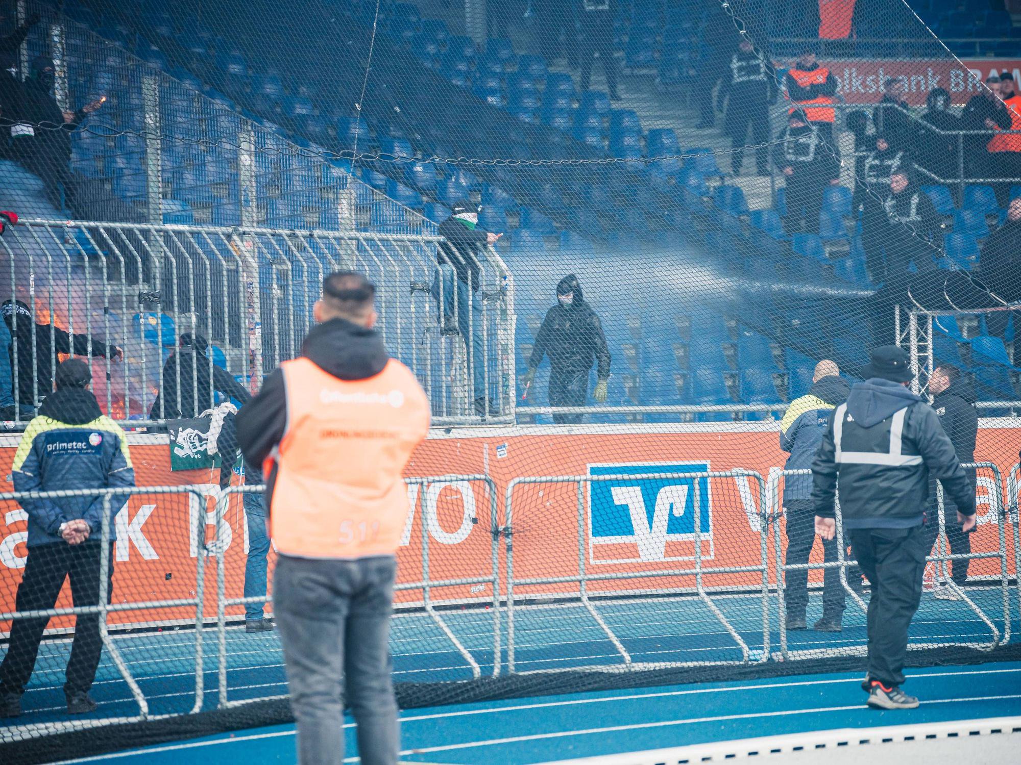 Im Gästeblock wird Pyrotechnik abgefackelt und teilweise in den Innenraum geschossen.