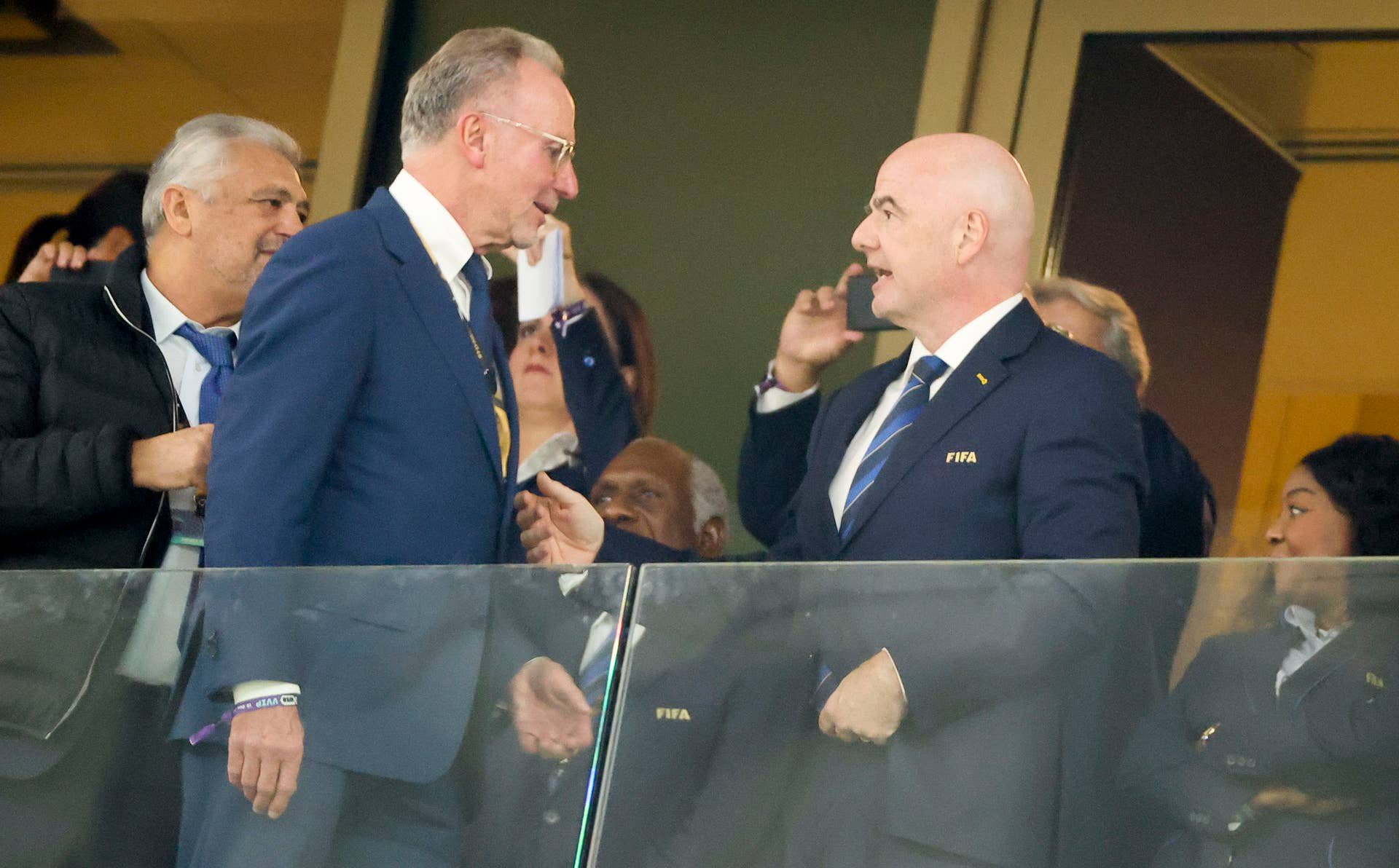 Hoeneß-Wunsch: Rummenigge soll Infantino herausfordern.