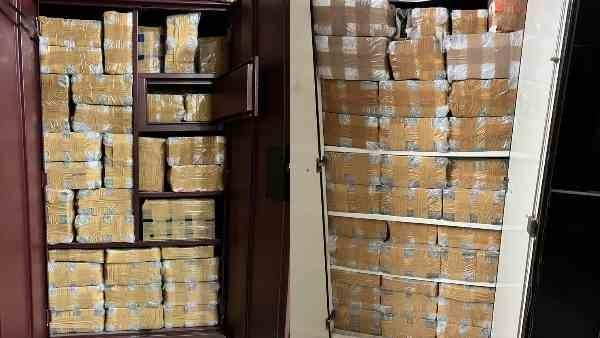 तहखाने में मिले गोल्ड और रुपए से भरे बोले