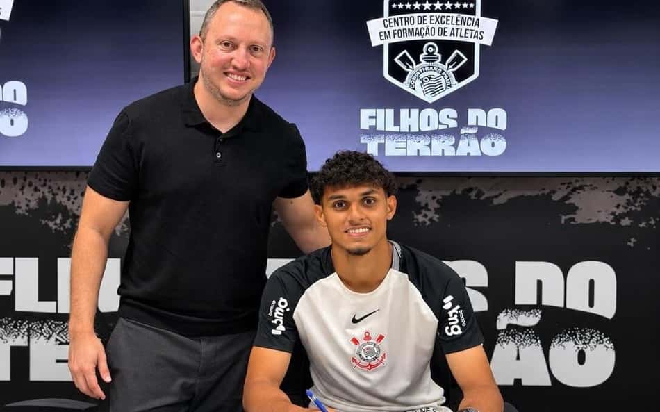 Levy Dias e atleta do Corinthians durante assinatura no Centro de Excelência em Formação de Atletas