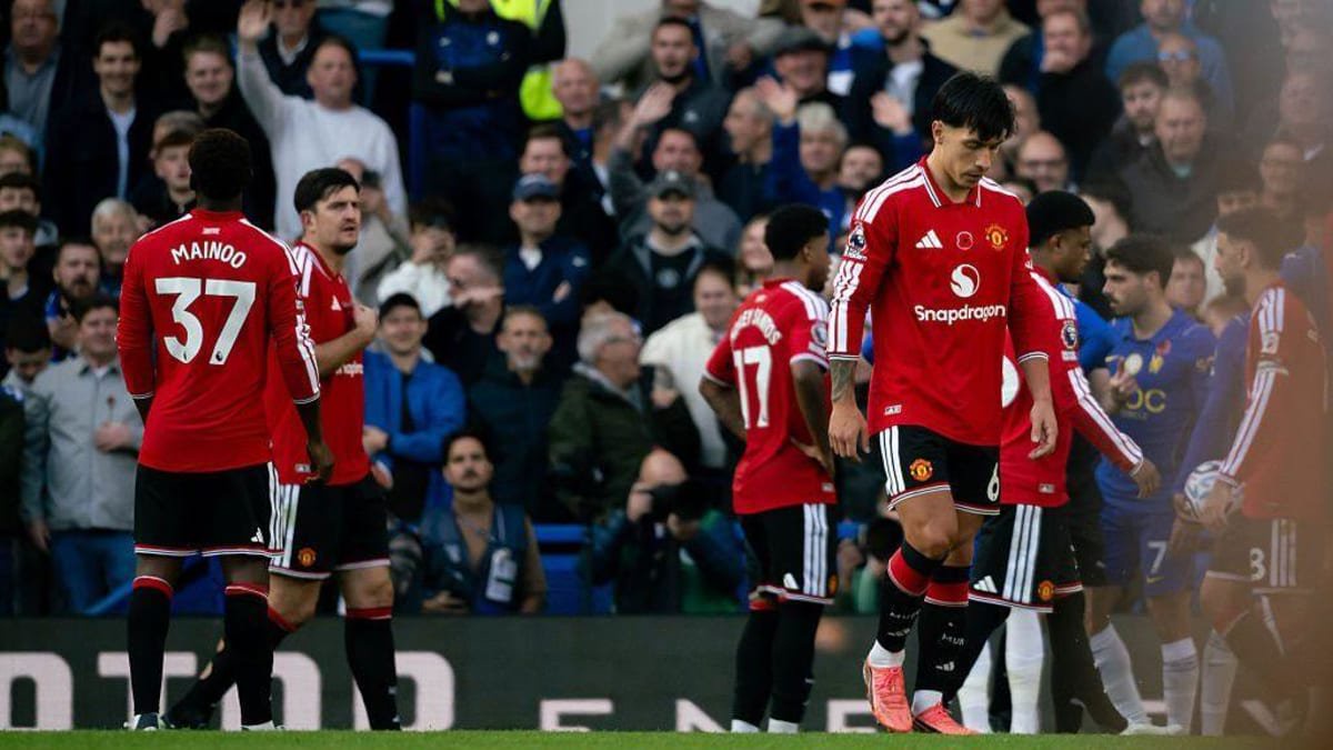 Lisandro Martinez of Manchester United leaves the pitch
