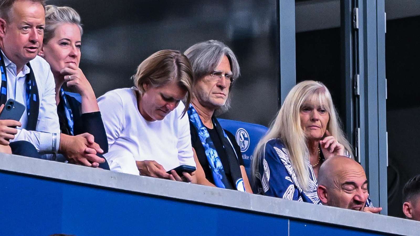 Norbert Elgert auf der Tribüne der Veltins-Arena.