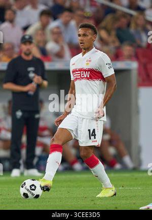 VfB Stuttgart team manager retrieves players from HSV locker room