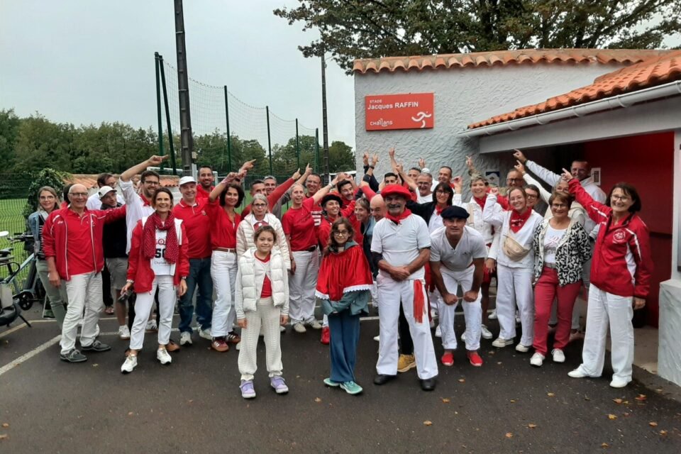 Jacques Raffin, le doyen du club, fêté par ses amis de l'ESM Challans athlétisme.