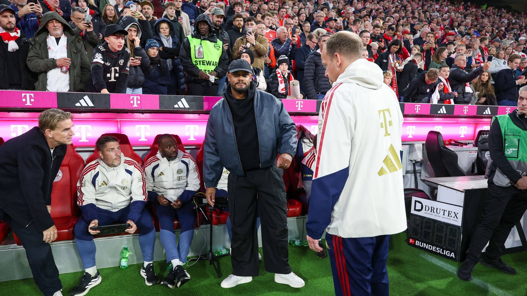 Bayern-Trainer Vincent Kompany (M.) vor der Bank