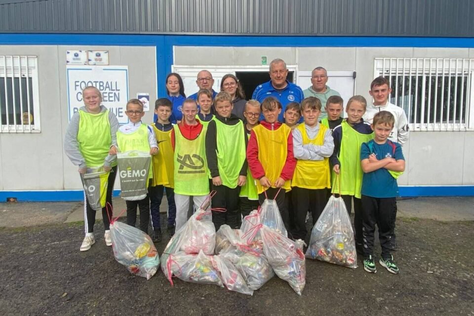 Les jeunes footballeurs du FMCN ont mené une opération de collecte de déchets sur la commune  lors de leur stage sportif