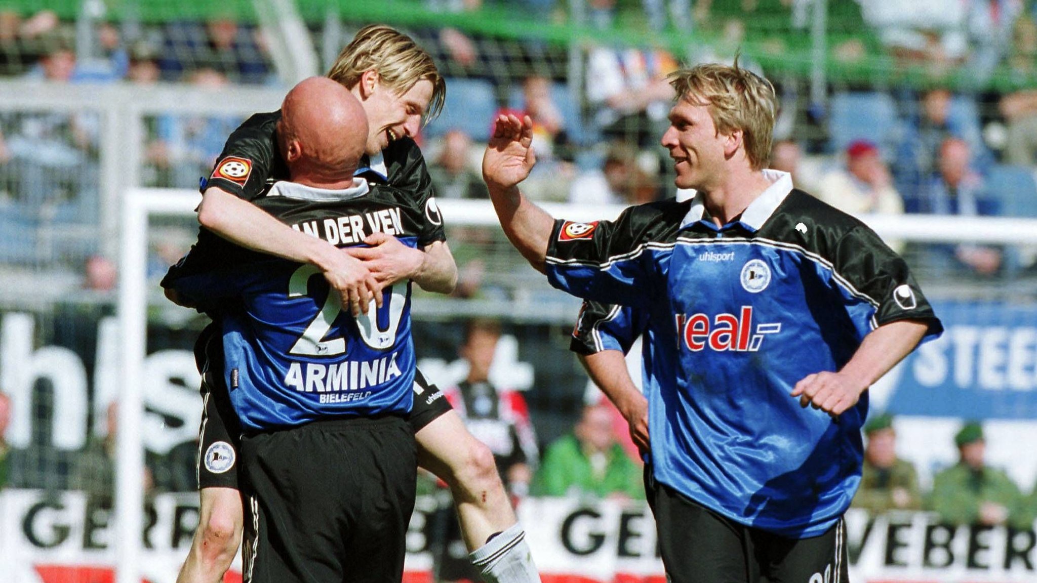 Ansgar Brinkmann (rechts) und Dirk van der Ven (links, Nummer 20) haben gemeinsam bei Arminia Bielefeld gespielt. Im November sind beide in Brakel im Kolping-Berufsbildungswerk zu Gast und plaudern aus ihrer Profizeit.
