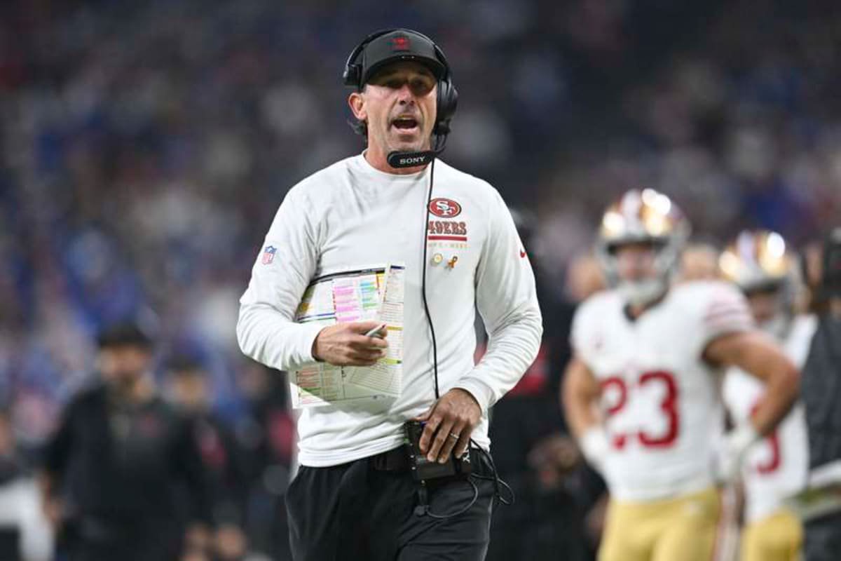 INDIANAPOLIS, IN – DECEMBER 22: San Francisco 49ers Head Coach Kyle Shanahan jogs down the sideline during the NFL, American Football Herren, USA game between the San Francisco 49ers and the Indianapolis Colts on December 22, 2025, at Lucas Oil Stadium in Indianapolis, Indiana. Photo by Michael Allio/Icon Sportswire NFL: DEC 22 49ers at Colts EDITORIAL USE ONLY Icon116251222071 ©IMAGO/Icon Sportswire