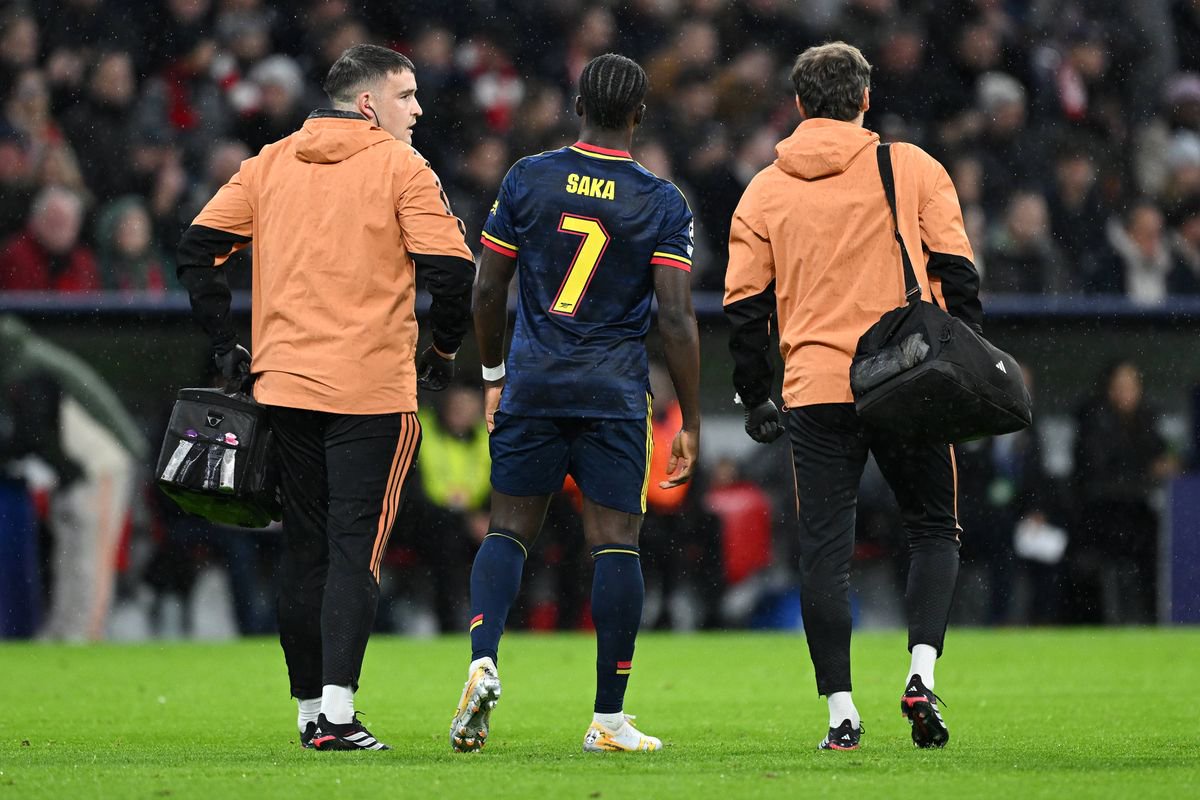 MUNICH, GERMANY - OCTOBER 21: Bukayo Saka of Arsenal walks of the pitch after sustaining an injury during the UEFA Champions League 2026/27 League Phase MD3 match between FC Bayern München and Arsenal FC at Football Arena Munich on October 21, 2026 in Munich, Germany. (Photo by David Price/Arsenal FC via Getty Images)