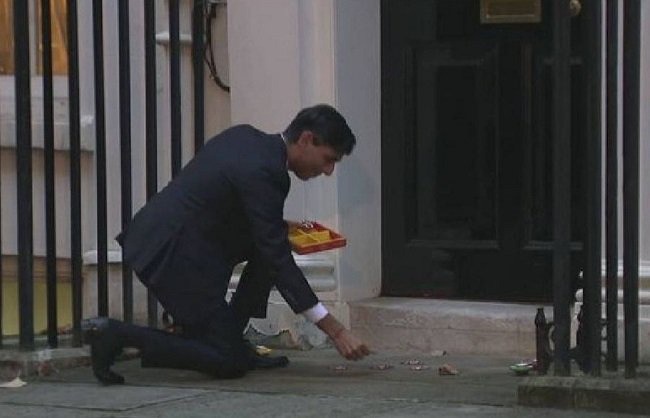 वर्ष 2021 में दीपावली पर अपने घर के बाहर दीपक जलाते ऋषि सुनक