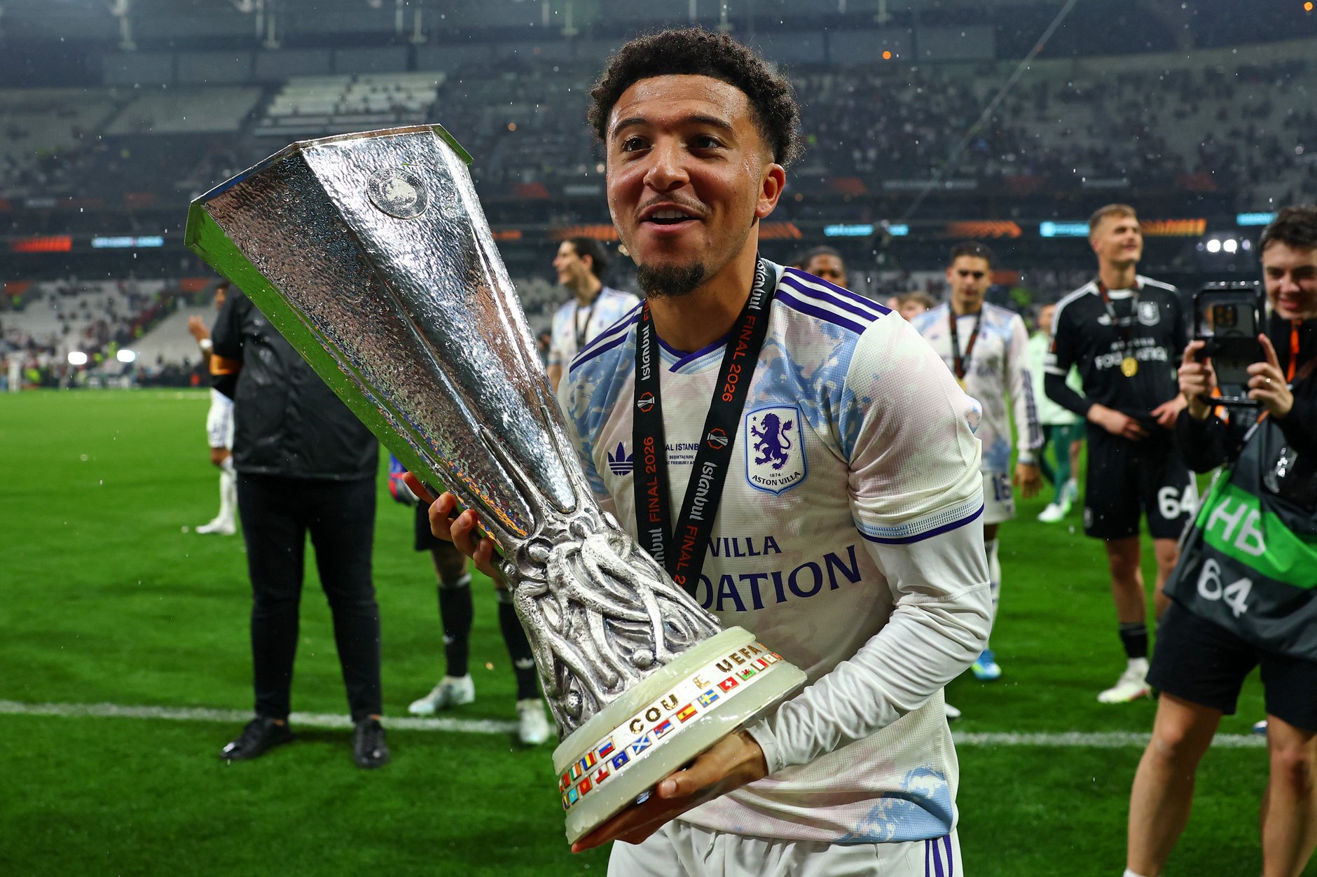 Jadon Sancho celebrates with the Community Shield