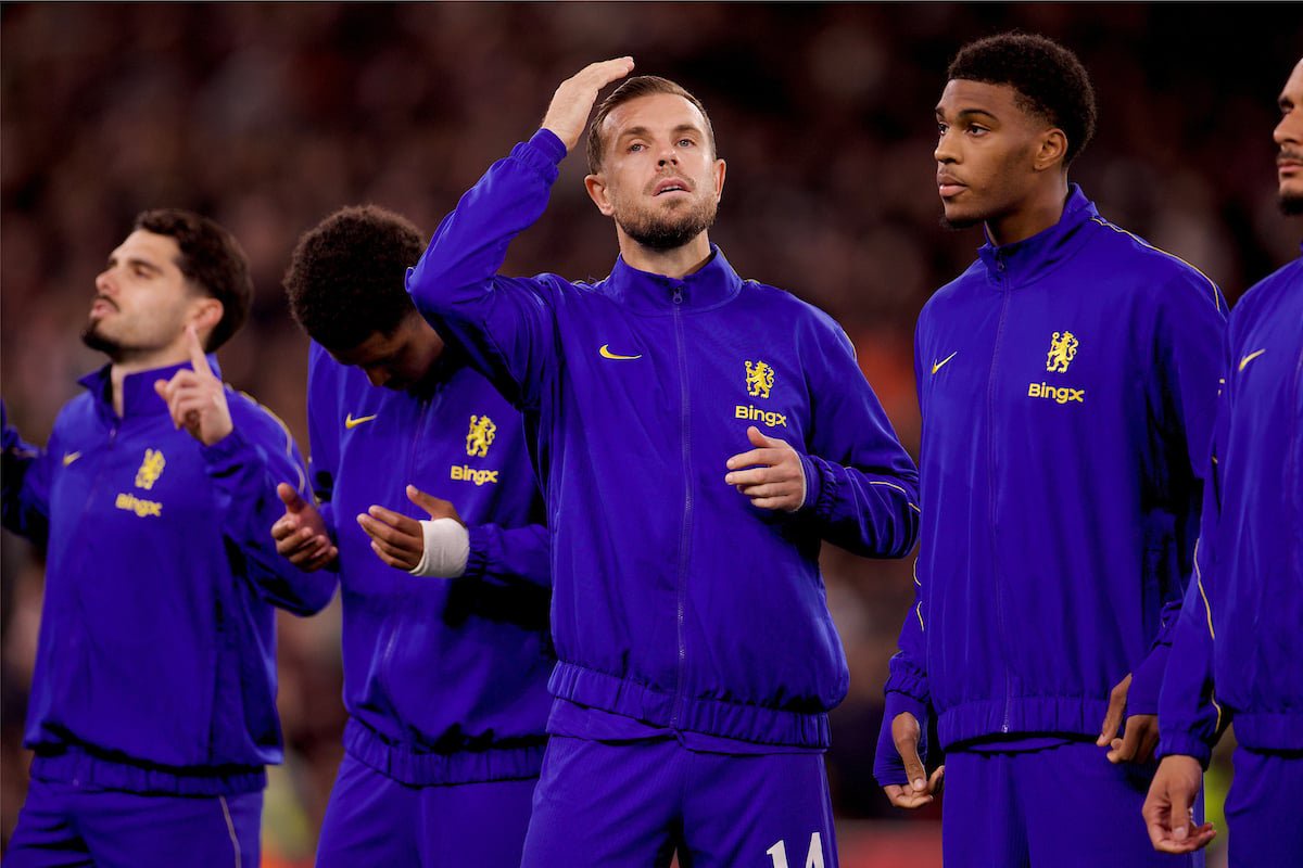LIVERPOOL, ENGLAND - Wednesday, October 28, 2026: Former Liverpol captain Chelsea's Jordan Brian Henderson in the line-up before the Football League Cup 4th Round match between Liverpool FC and Chelsea FC at Anfield. (Photo by David Rawcliffe/Propaganda)