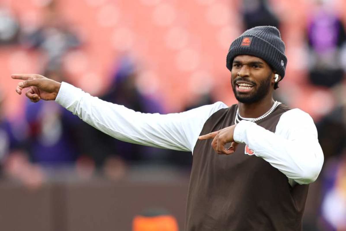 Cleveland Browns Shedeur Sanders 12 points out directions as he warms up for the Browns game against the Baltimore Ravens at Huntington Bank Field in Cleveland, Ohio on Sunday November 16, 2025. PUBLICATIONxNOTxINxUSA CLE20251116101 AARONxJOSEFCZYK ©IMAGO/UPI Photo