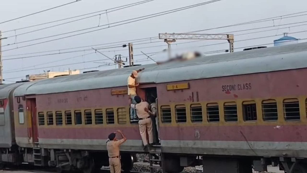 ट्रेन पर चढ़कर युवक ने पकड़ ली हाई वोल्टेज तार... लग गई शरीर में आग, रांची रेलवे स्टेशन पर की आत्महत्या की कोशिश; हालत गंभीर