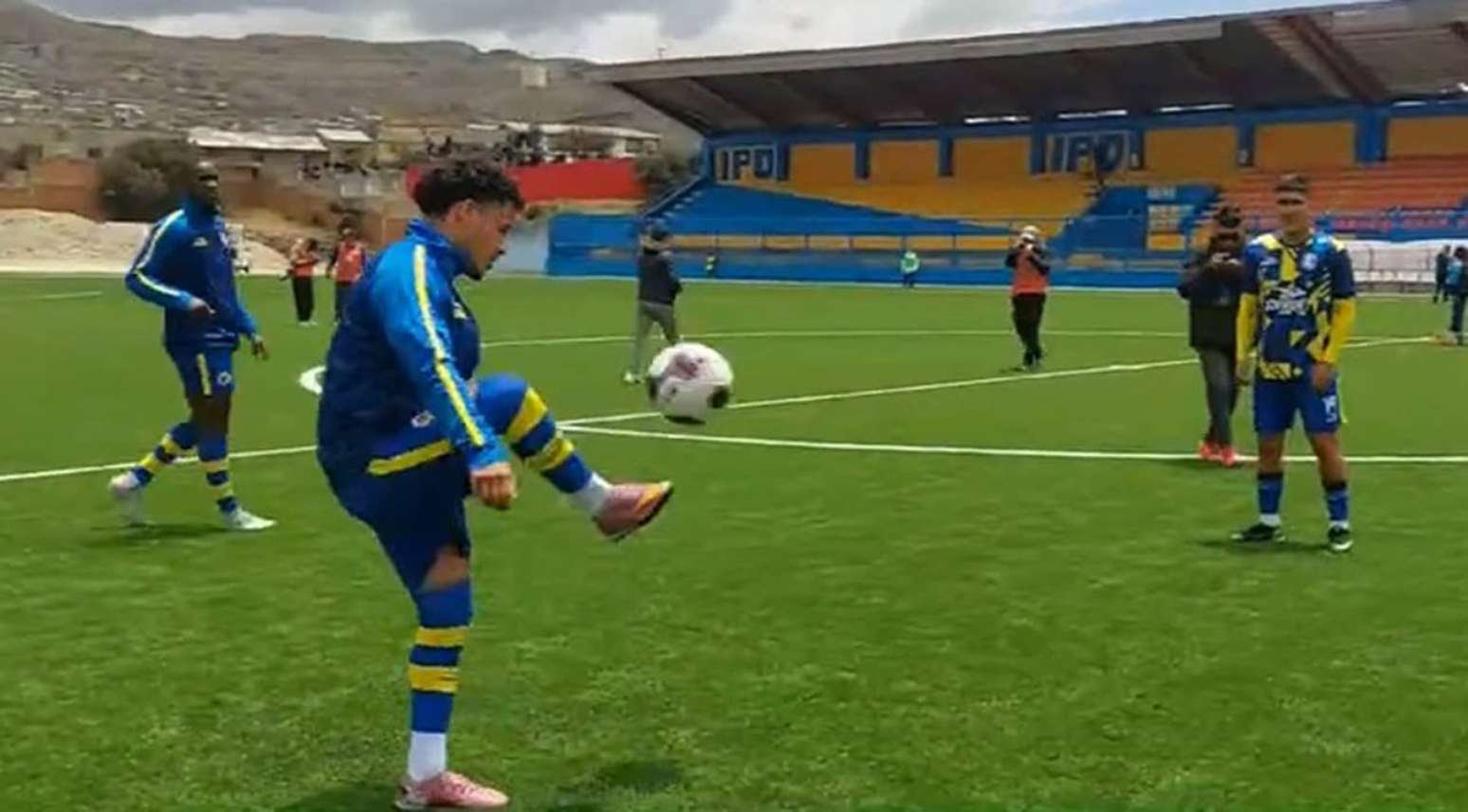 Jogadores do Unión Minas fazem aquecimento sem a presença do time do Piratas –