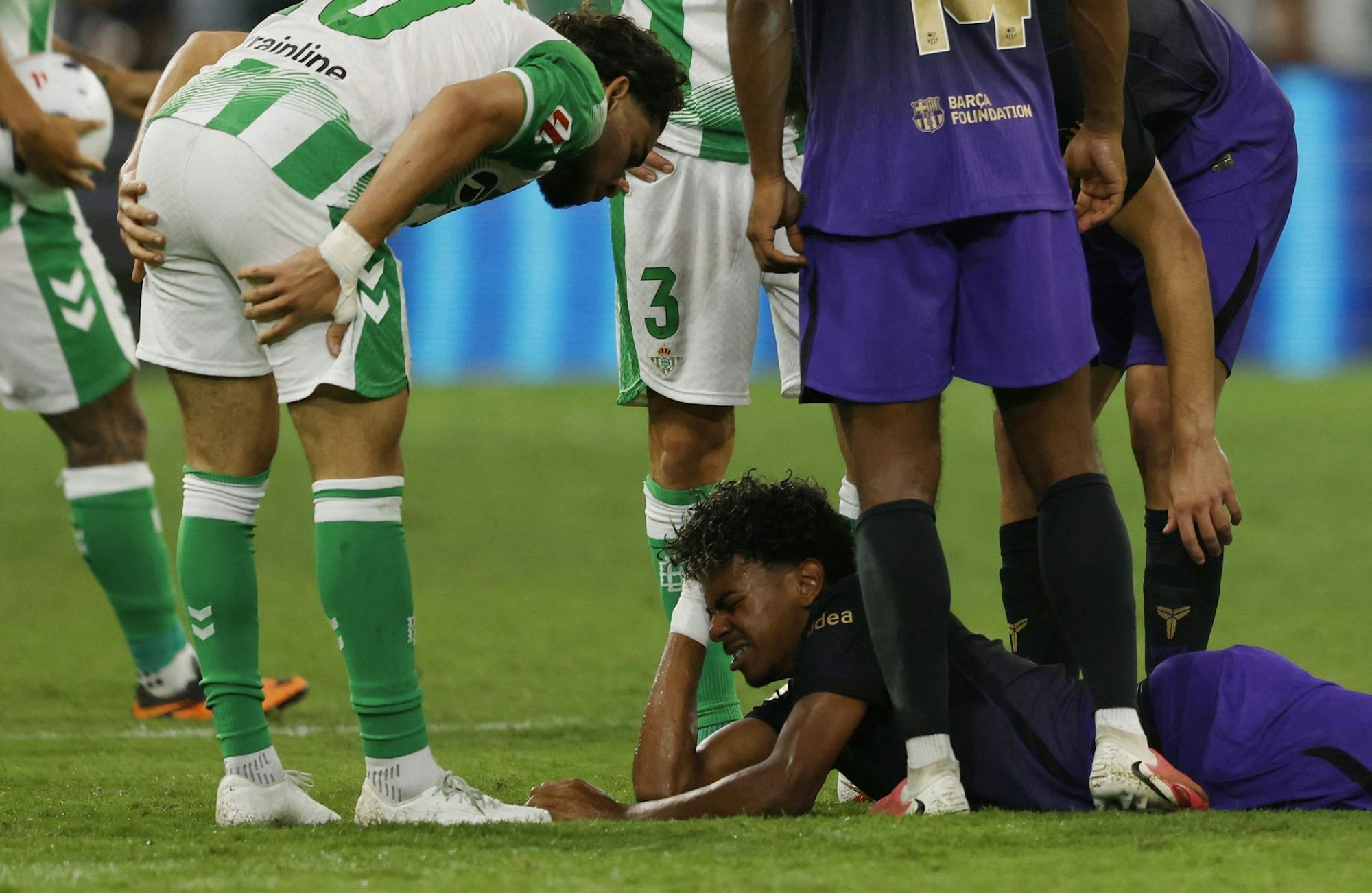 Was hat er denn? Barcelonas Lamine Yamal gegen Sevilla.