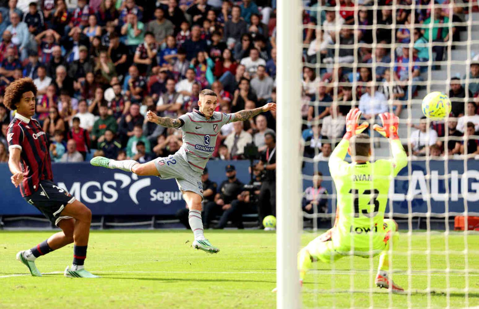 Mesmo sem ângulo, Grimaldo bateu e fez o primeiro gol do Atlético de Madrid contra o Levante –