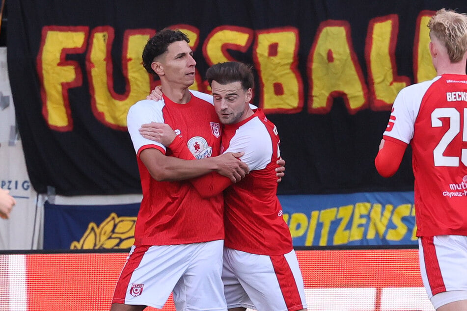 Max Kulka beglückwünscht Torschütze Soufian Benyamina (l.) zu dessen 1:0-Führungstreffer.