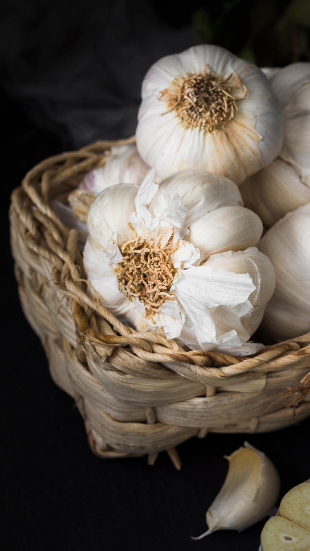 Immune Boost: Raw garlic is packed with antioxidants and compounds like allicin, known for its immune-boosting properties. Incorporating it into your diet can help strengthen your body's defences against infections.