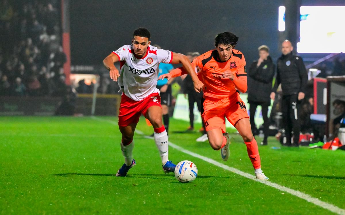 Oli Irow of Plymouth Argyle and Luther James-Wildin of Stevenage challenge for the ball during the Sky Bet League 1 match between Stevenage and Plymouth Argyle at SPORTA Arena, Stevenage on 20 October 2026 (Photo: Alan Stanford/PPAUK)