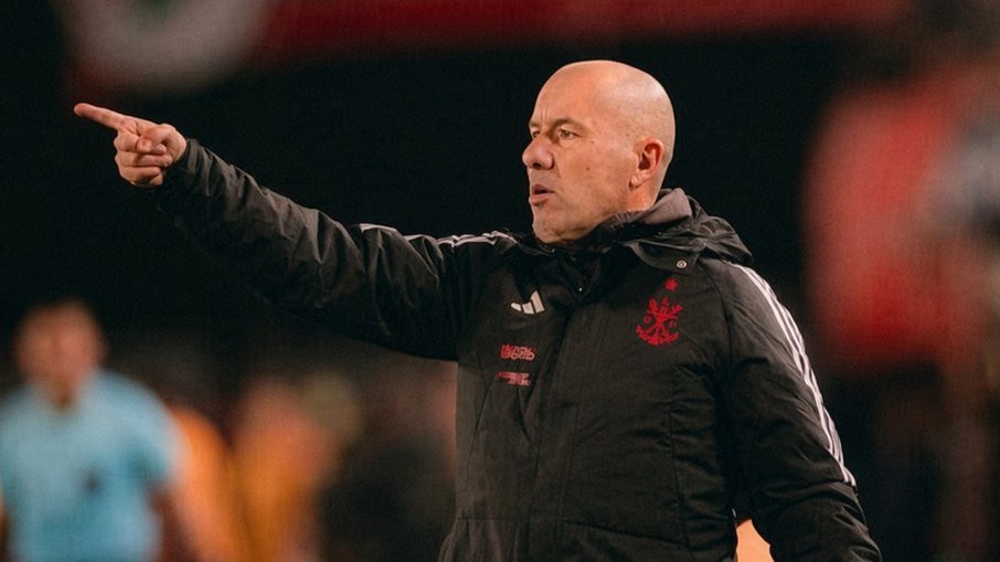 Técnico do Flamengo cita diferença e defende gramado sintético