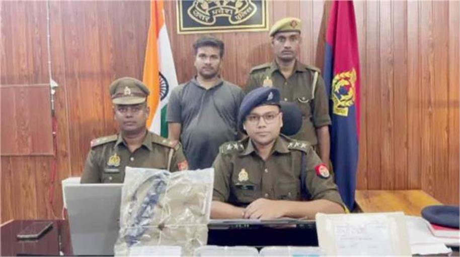in ballia a man posing as an ips officer and promising to marry accused arrest