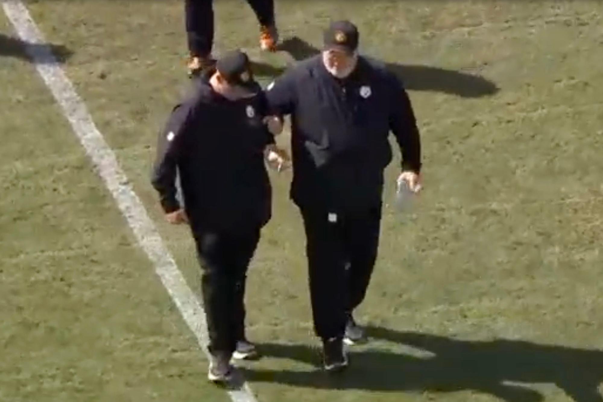 Steelers head coach Mike McCarthy (r.) is helped off the field after suffering an injury during halftime against the Buccaneers on Oct. 18, 2026.