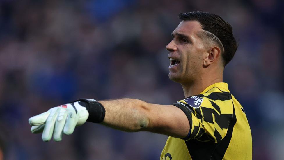 Chelsea goalkeeper Emiliano Martinez points