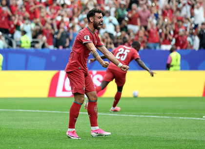 Carrick Firm on Fernandes' Man Utd Captaincy Amidst Speculation | Carrick Firm on Fernandes' Man Utd Captaincy Amidst Speculation