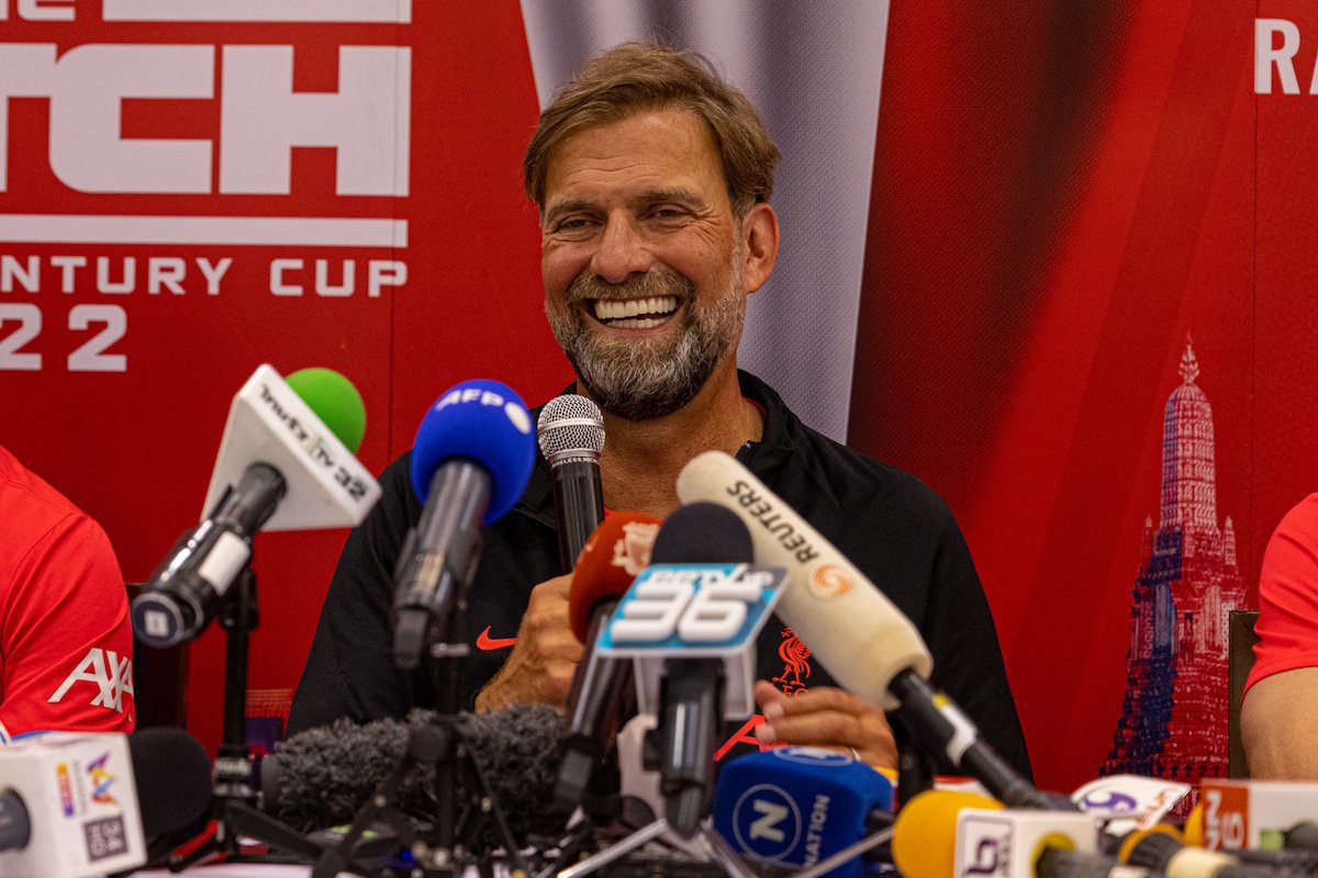 BANGKOK, THAILAND - Sunday, July 10, 2022: Liverpool's manager J&uuml;rgen Klopp (R) with captain Jordan Henderson (L) at press conference as the team arrive at Suvarnabhumi Airport in Bangkok, Thailand ahead of their pre-season friendly match against Manchester United FC. (Pic by David Rawcliffe/Propaganda)
