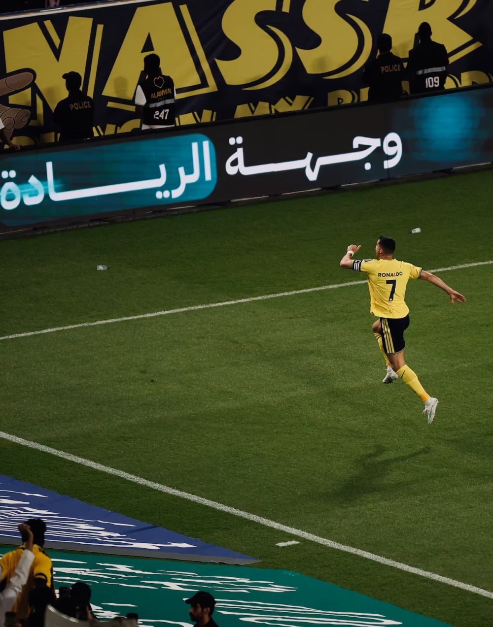 Cristiano Ronaldo marcou três gols em 15 minutos na vitória do Al-Nassr por 5 a 3 sobre o Al-Kholood e chegou a 985 gols na carreira. (Foto: Al-Nassr/Reprodução X)