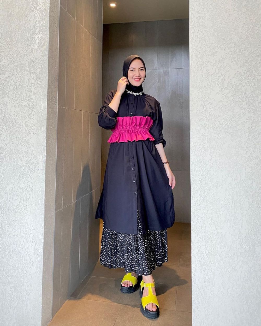9 Padu Padan Outfit Hitam ala Intan Ghazella, Tetap Girly!