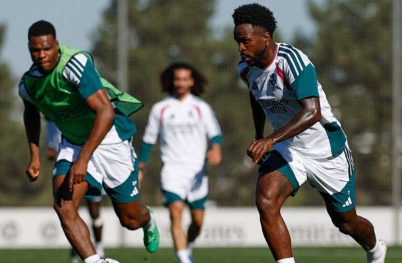 Vini Jr foi expulso depois de puxar o cabelo de Saliba, do Villarreal –