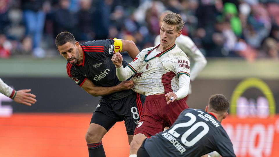 Union-Kapitän Rani Khedira (r.) im Zweikampf mit Augsburgs Anton Kade (imago images / MIS)