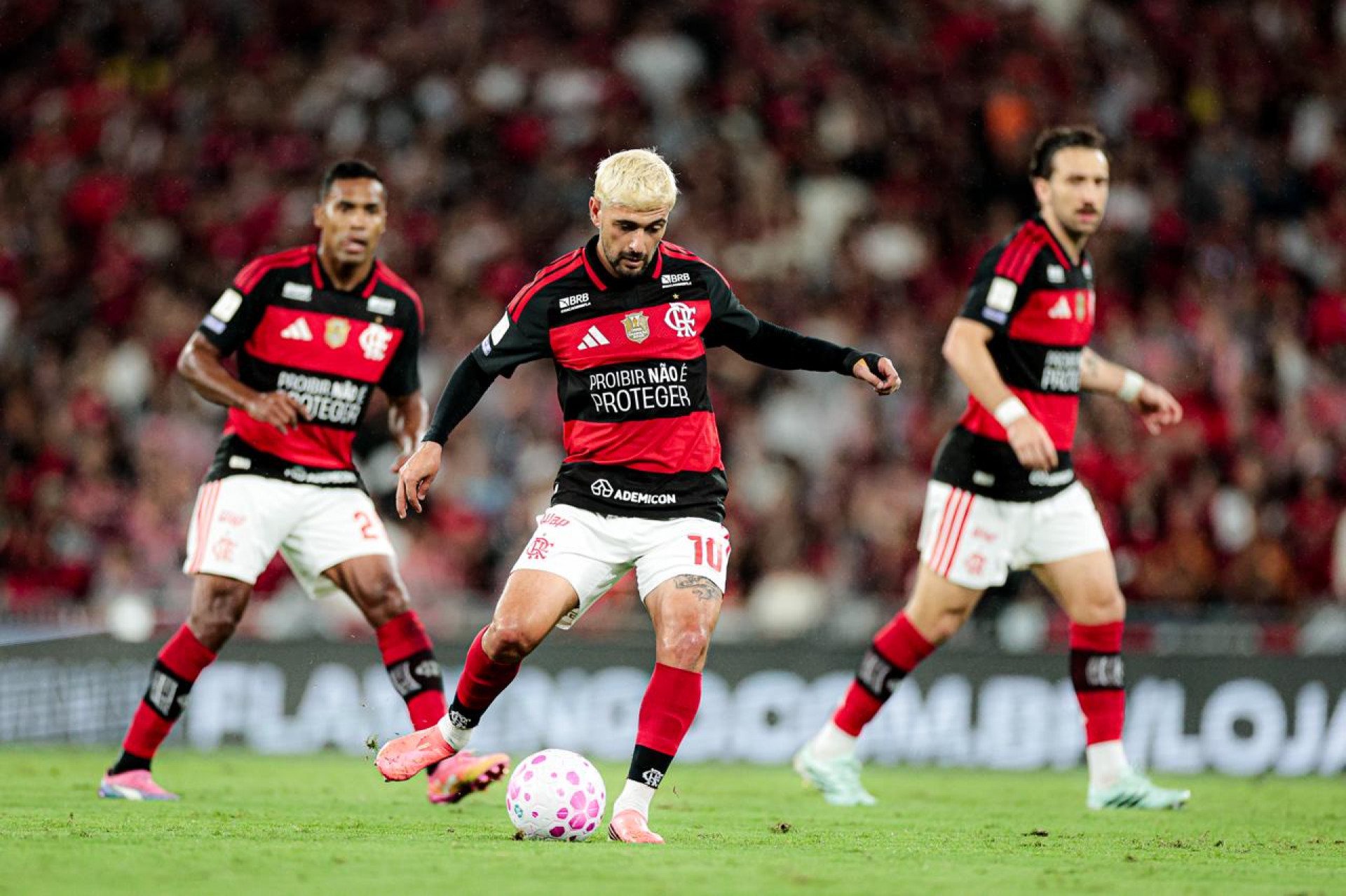 Arrascaeta em ação contra o Atlético-MG, no Maracanã - Gilvan de Souza/Flamengo
